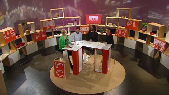 En tv studio med fyra personer runt ett bord